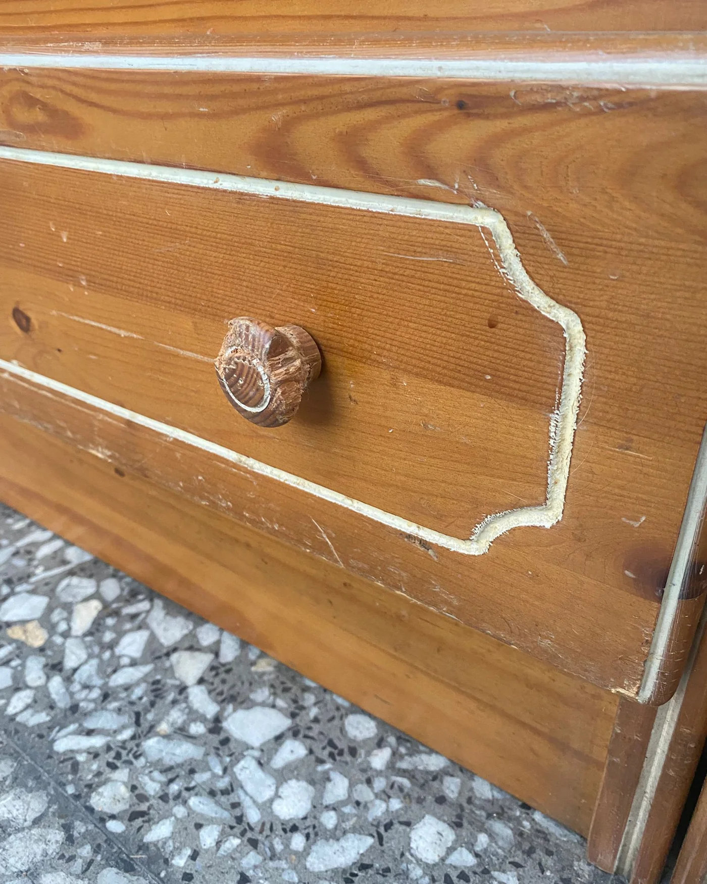 Mueble de 3 módulos de pino con detalles en blanco - imagen 6
