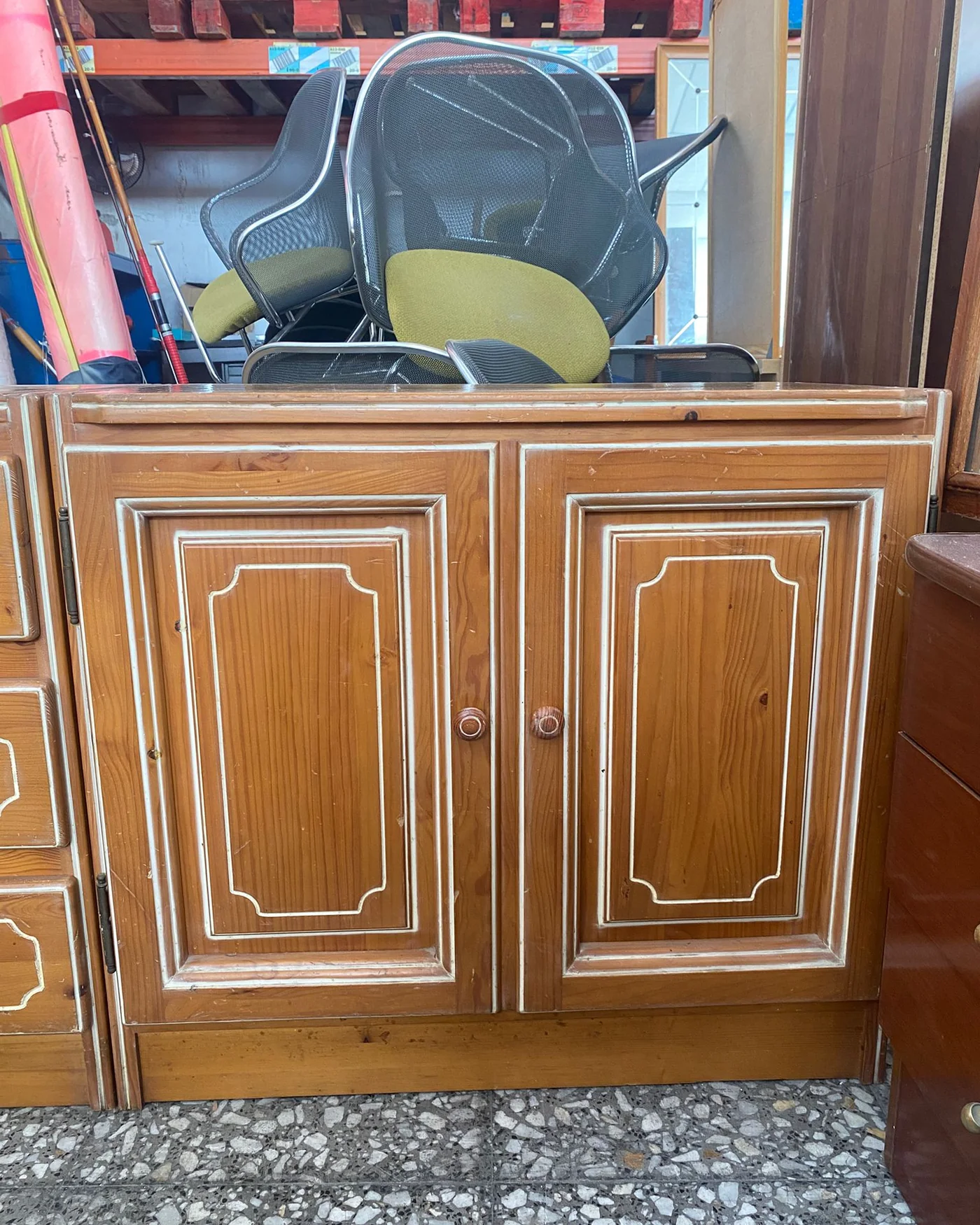 Mueble de 3 módulos de pino con detalles en blanco - imagen 2