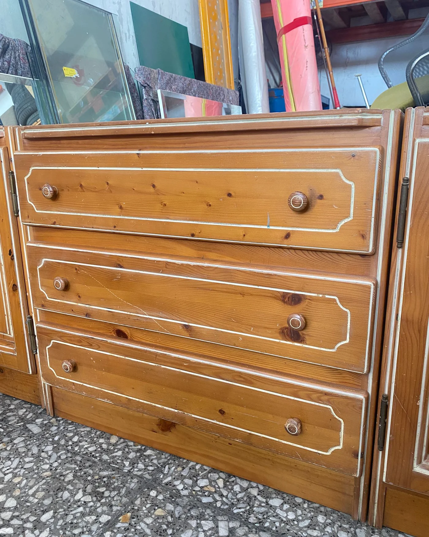 Mueble de 3 módulos de pino con detalles en blanco - imagen 4