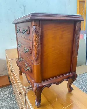 Mesita de noche estilo Luis XV con tres cajones y tapa de mármol - miniatura 2
