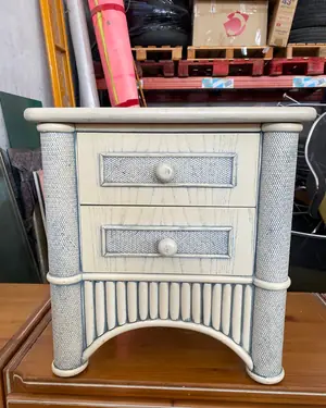 Mesita de noche de ratán y madera - miniatura 1