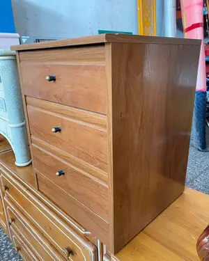 mesita de noche de madera con tres cajones - miniatura 2