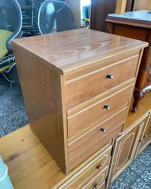 mesita de noche de madera con tres cajones - miniatura 4