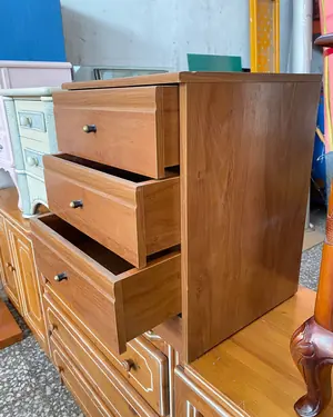 mesita de noche de madera con tres cajones - miniatura 5