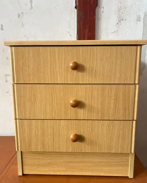 mesita de noche madera clara con tres cajones - miniatura 1