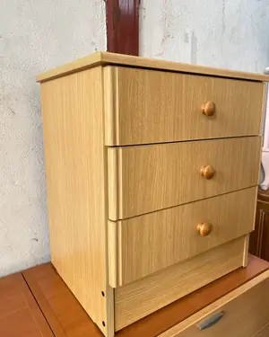 mesita de noche madera clara con tres cajones - miniatura 2