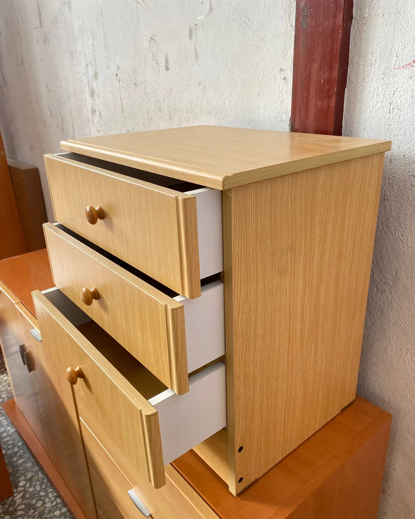 mesita de noche madera clara con tres cajones - imagen 4