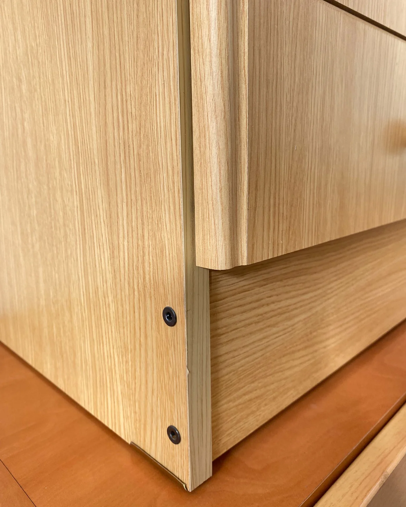mesita de noche madera clara con tres cajones - imagen 5
