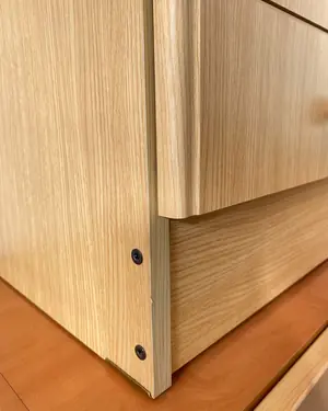 mesita de noche madera clara con tres cajones - miniatura 5