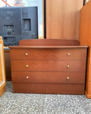 Cómoda de madera con tres cajones - miniatura 1