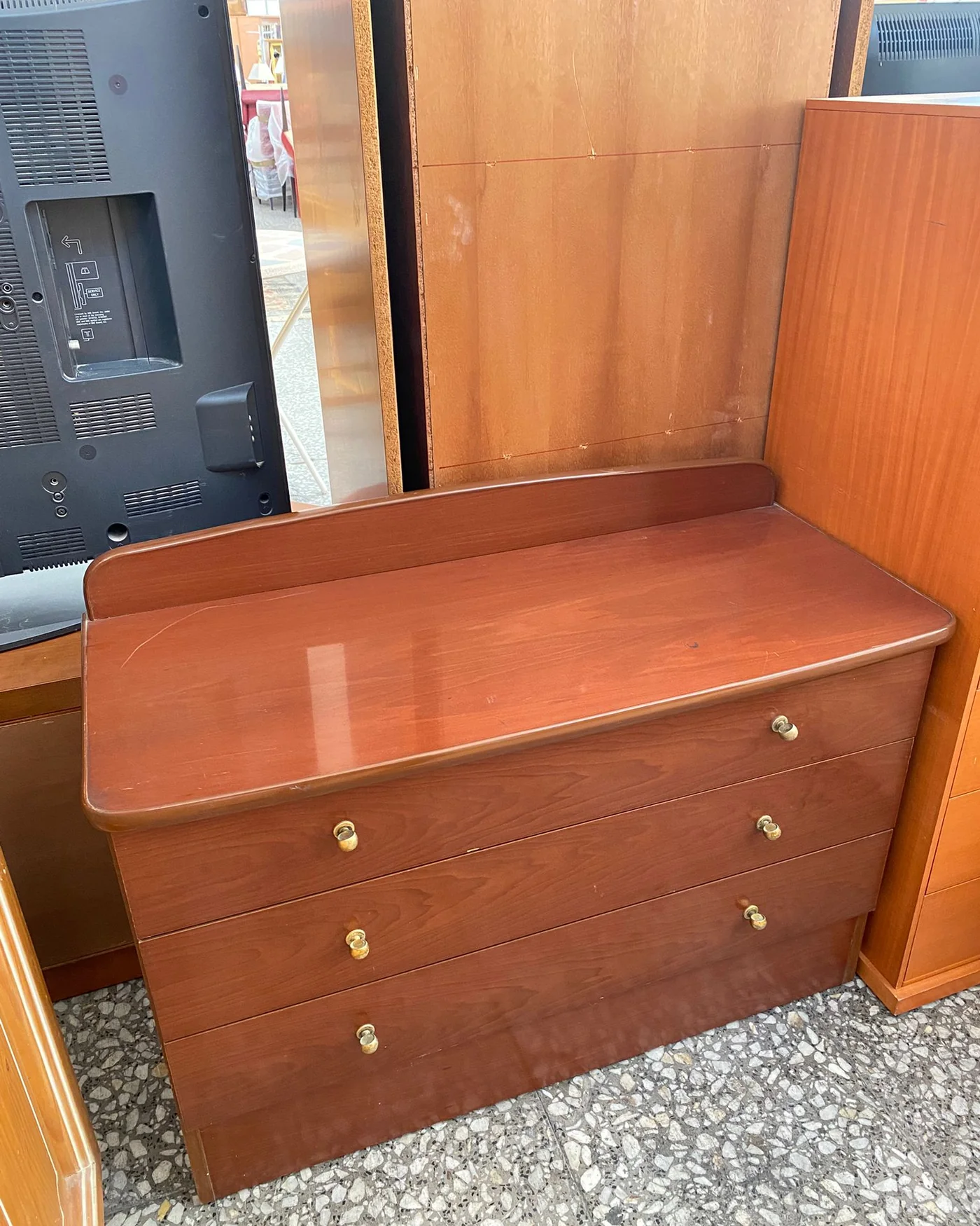 Cómoda de madera con tres cajones - imagen 2