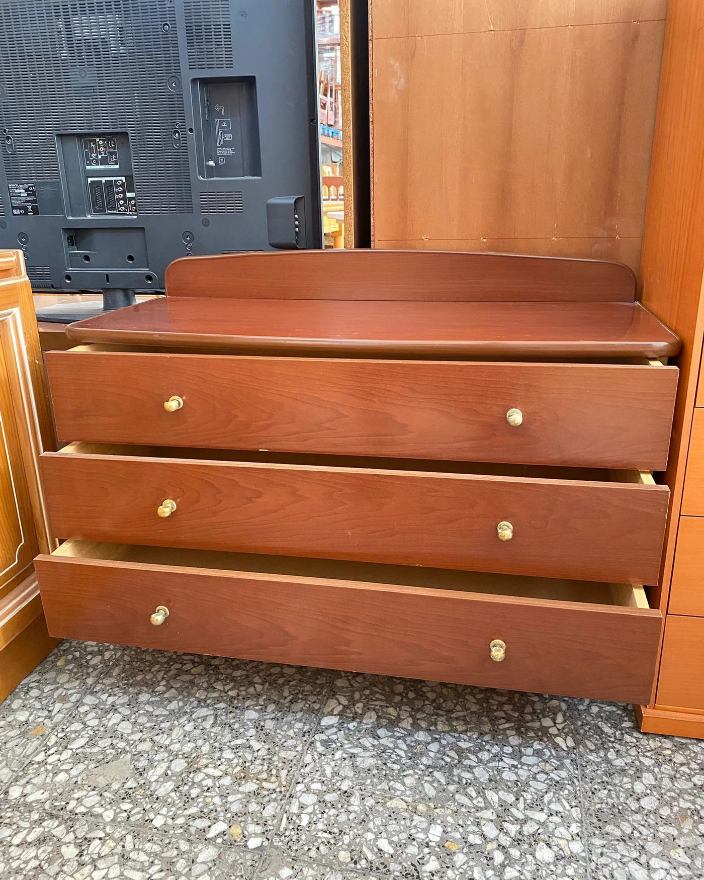Cómoda de madera con tres cajones - imagen 4