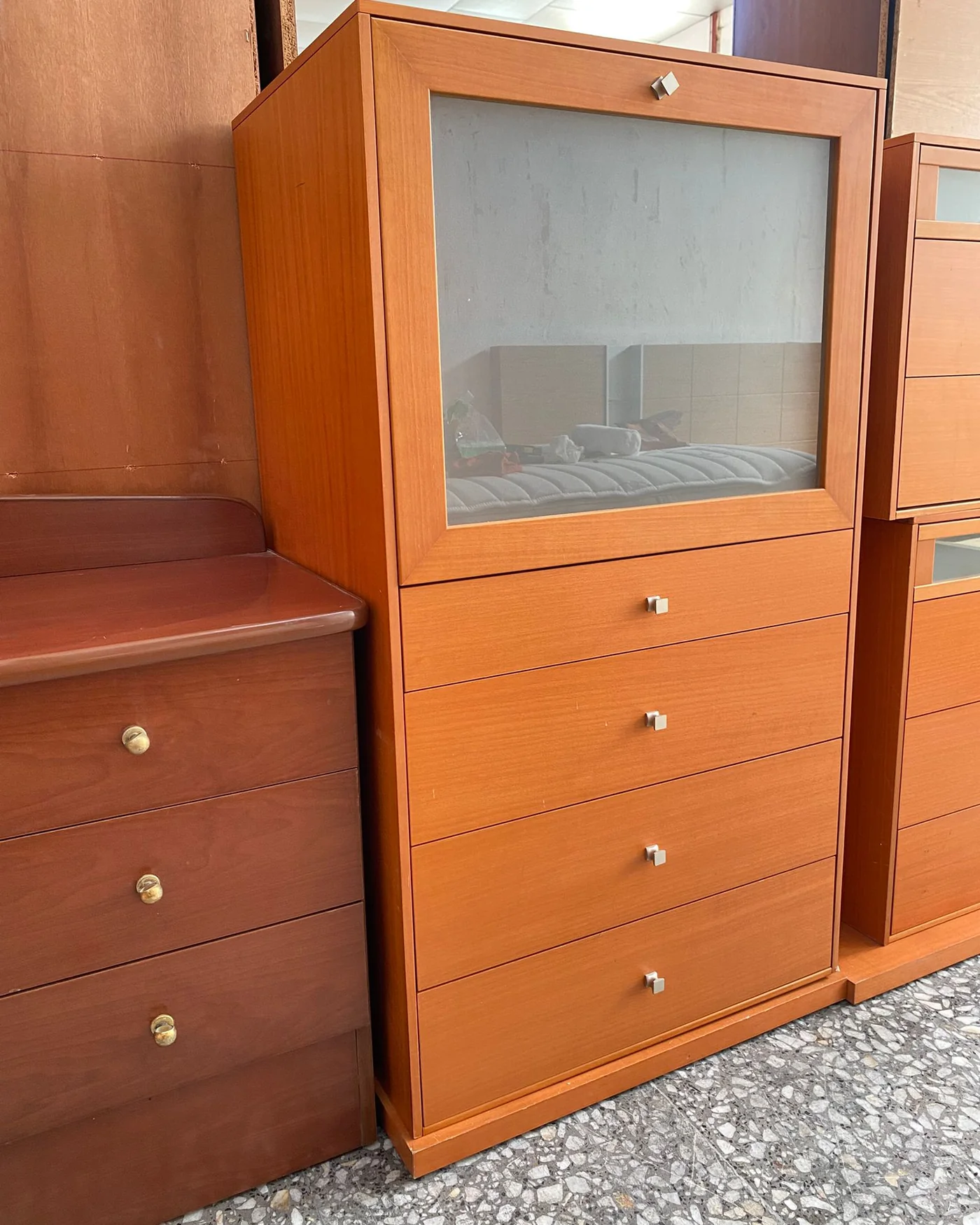 Mueble de comedor de madera con cristal y cajones - imagen 2