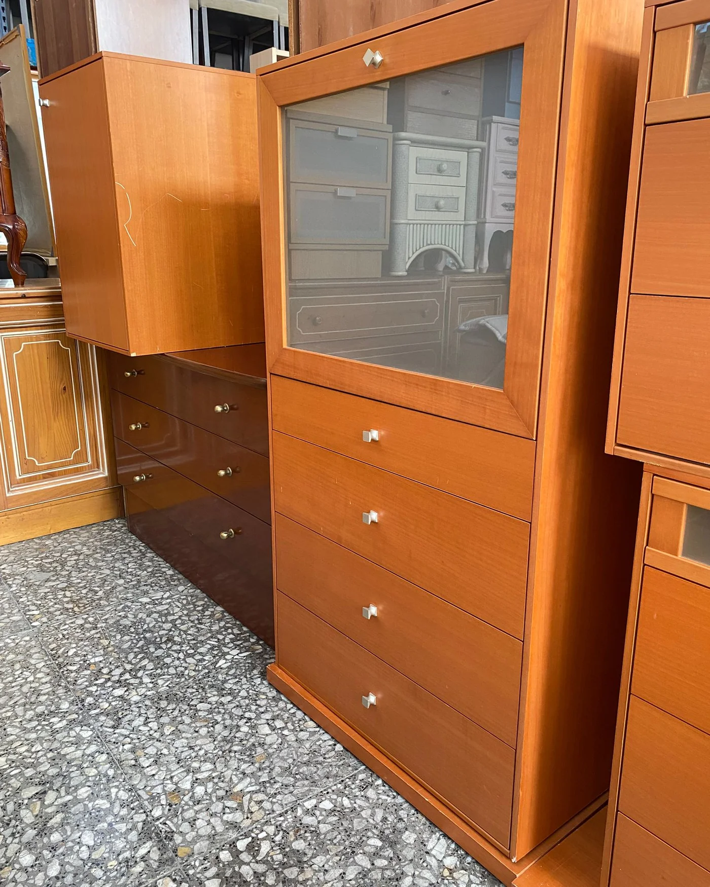 Mueble de comedor de madera con cristal y cajones - imagen 3