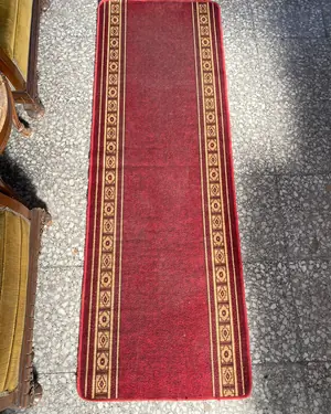 Alfombra de pasillo roja con bordes decorativos - miniatura 1