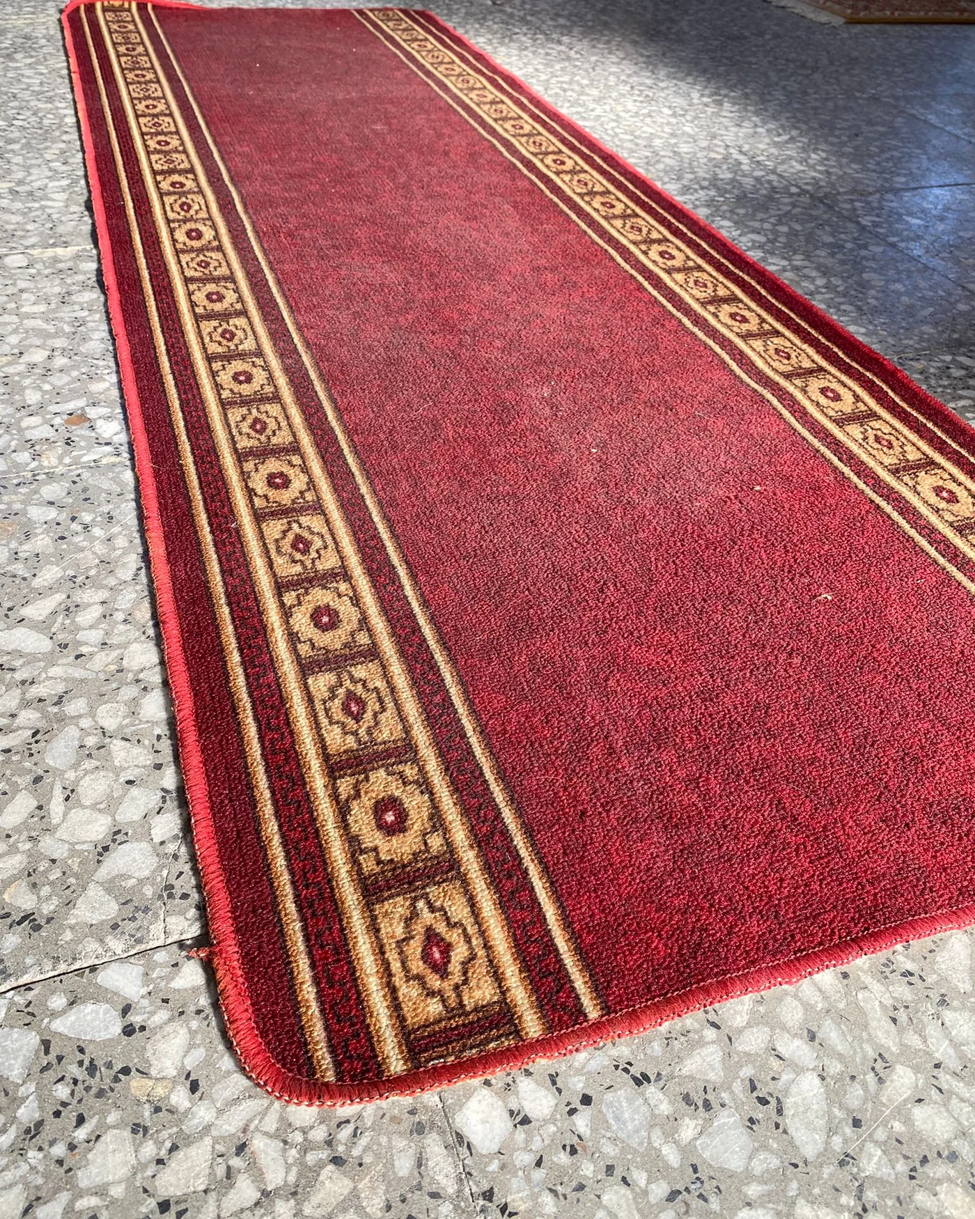 Alfombra de pasillo roja con bordes decorativos - imagen 2
