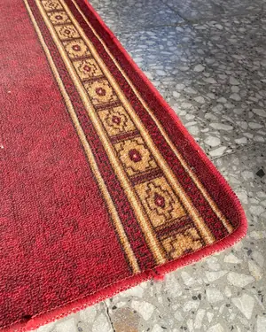 Alfombra de pasillo roja con bordes decorativos - miniatura 3