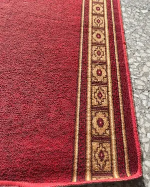 Alfombra de pasillo roja con bordes decorativos - miniatura 4