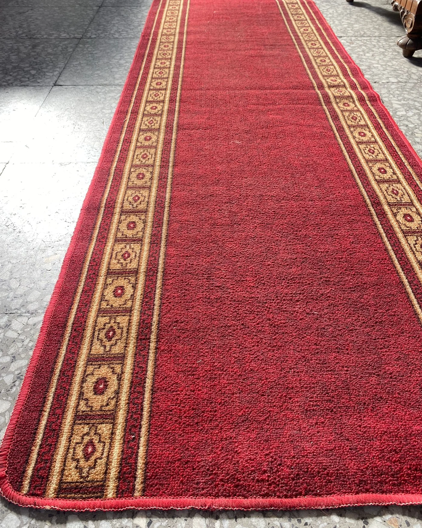 Alfombra de pasillo roja con bordes decorativos - imagen 5