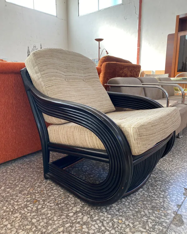 Butaca de ratán oscuro con cojines beige