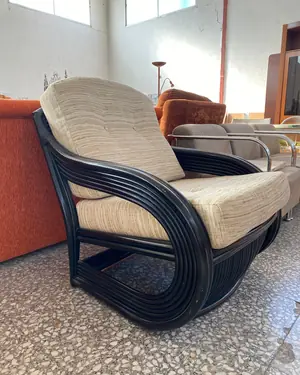 Butaca de ratán oscuro con cojines beige - miniatura 1