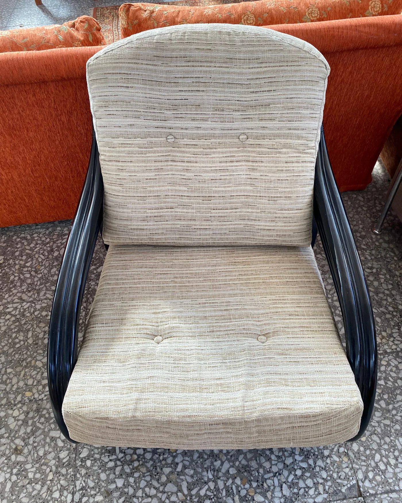 Butaca de ratán oscuro con cojines beige - imagen 4