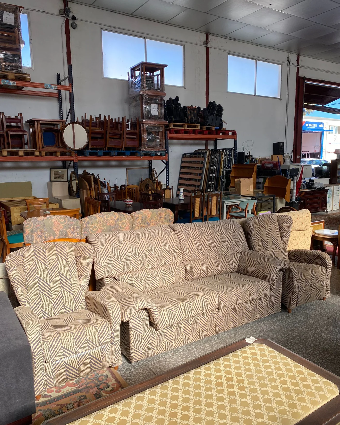 Conjunto de Sofá y Dos Sillones Tapizados - imagen 1