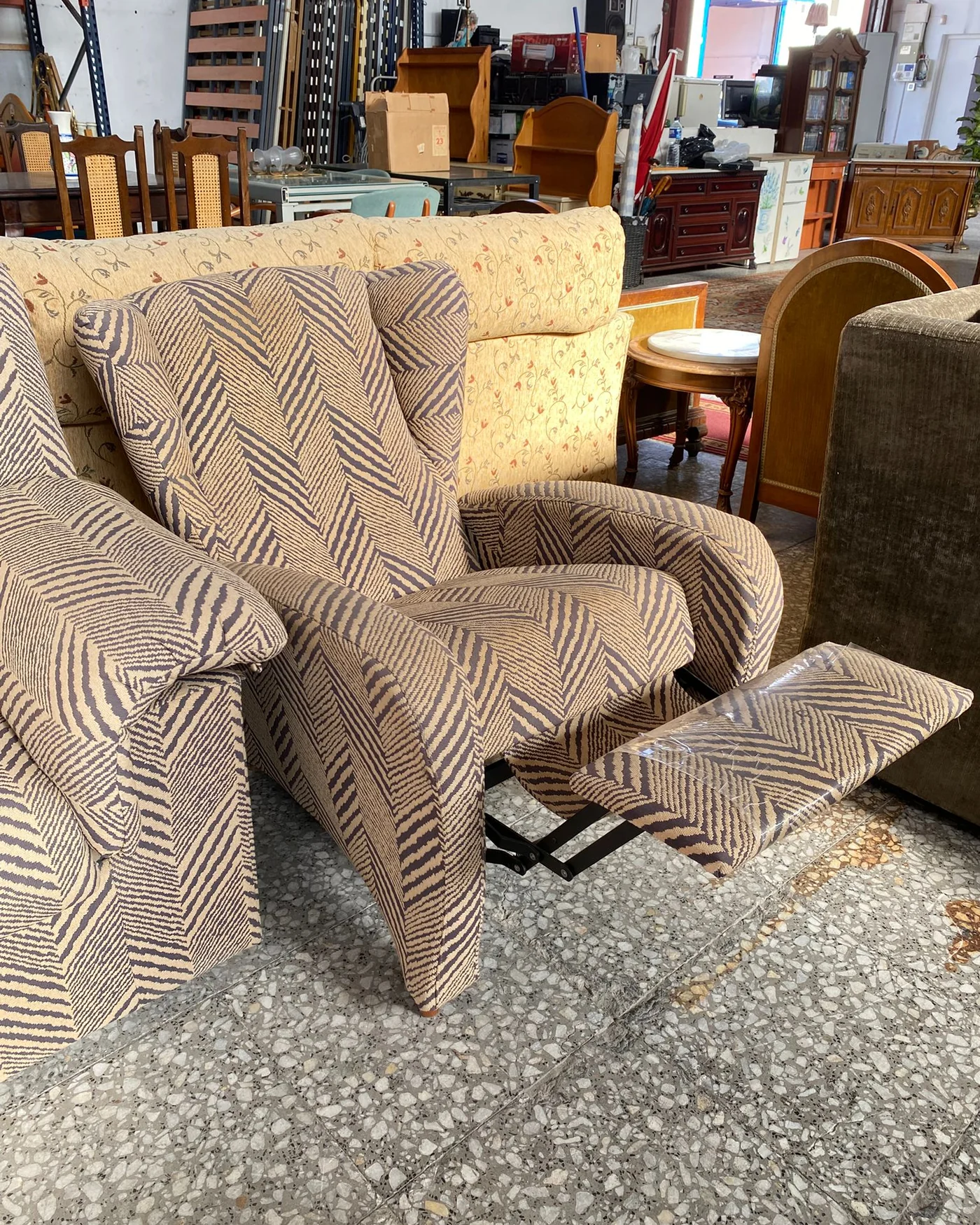 Conjunto de Sofá y Dos Sillones Tapizados - imagen 5