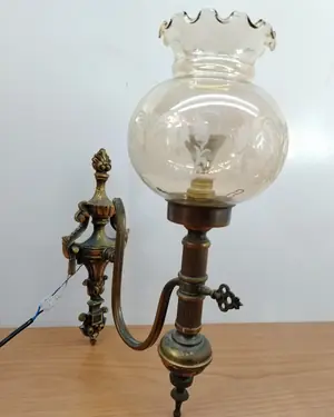 Aplique de pared vintage de latón con pantalla de vidrio soplado - miniatura 1