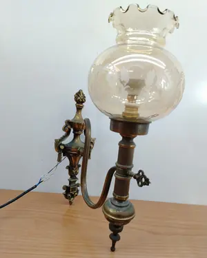 Aplique de pared vintage de latón con pantalla de vidrio soplado - miniatura 2