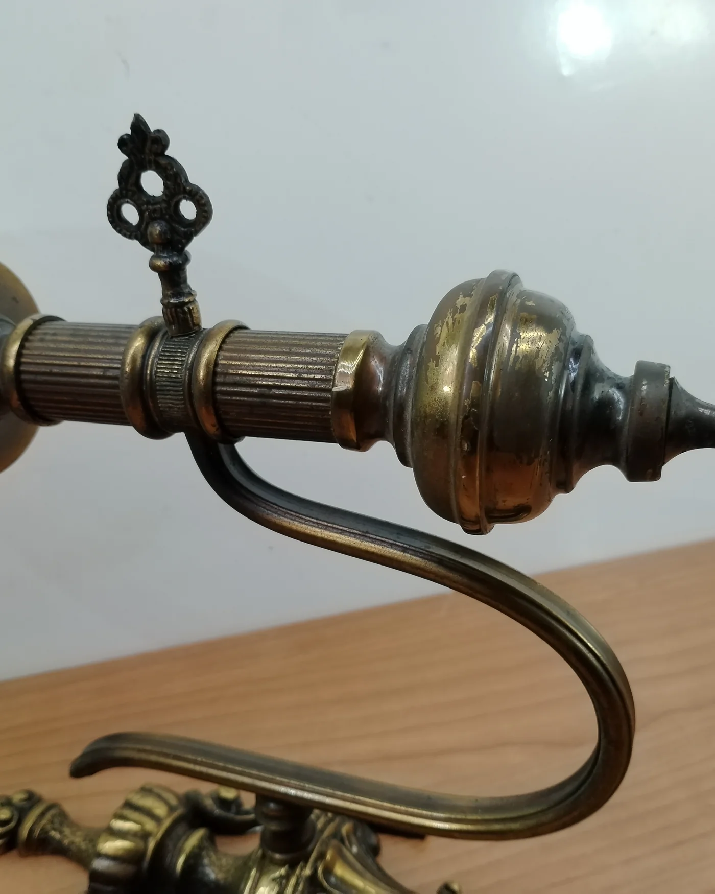 Aplique de pared vintage de latón con pantalla de vidrio soplado - imagen 5