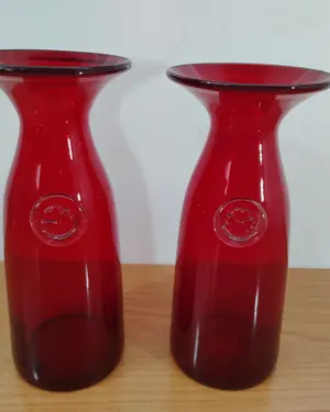Par de decantadores de vino en cristal rojo con detalle de trébol - miniatura 1