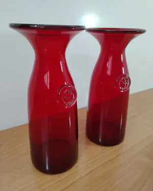 Par de decantadores de vino en cristal rojo con detalle de trébol - miniatura 2