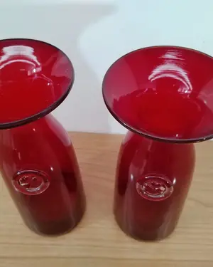 Par de decantadores de vino en cristal rojo con detalle de trébol - miniatura 3