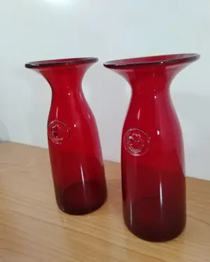 Par de decantadores de vino en cristal rojo con detalle de trébol - miniatura 4