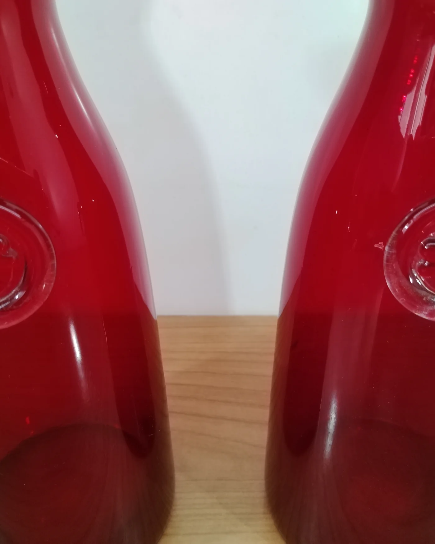 Par de decantadores de vino en cristal rojo con detalle de trébol - imagen 5