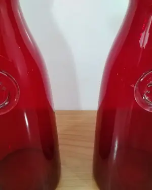 Par de decantadores de vino en cristal rojo con detalle de trébol - miniatura 5