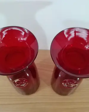 Par de decantadores de vino en cristal rojo con detalle de trébol - miniatura 6