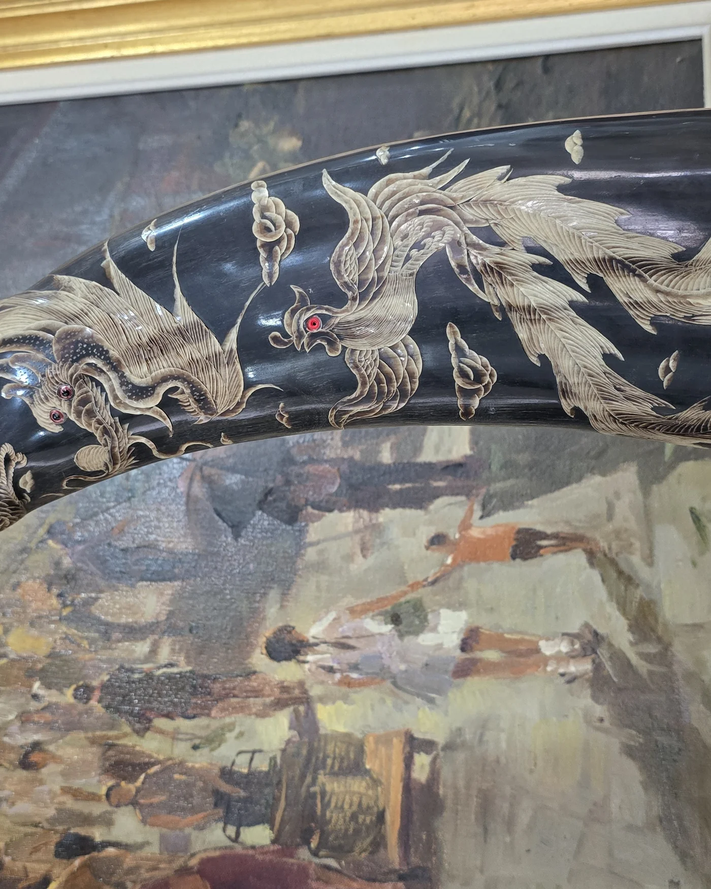 Pareja de cuernos de búfalo tallados con dragones y fénix - imagen 4