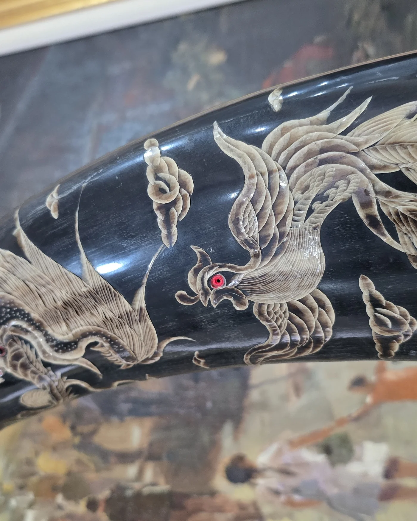 Pareja de cuernos de búfalo tallados con dragones y fénix - imagen 5