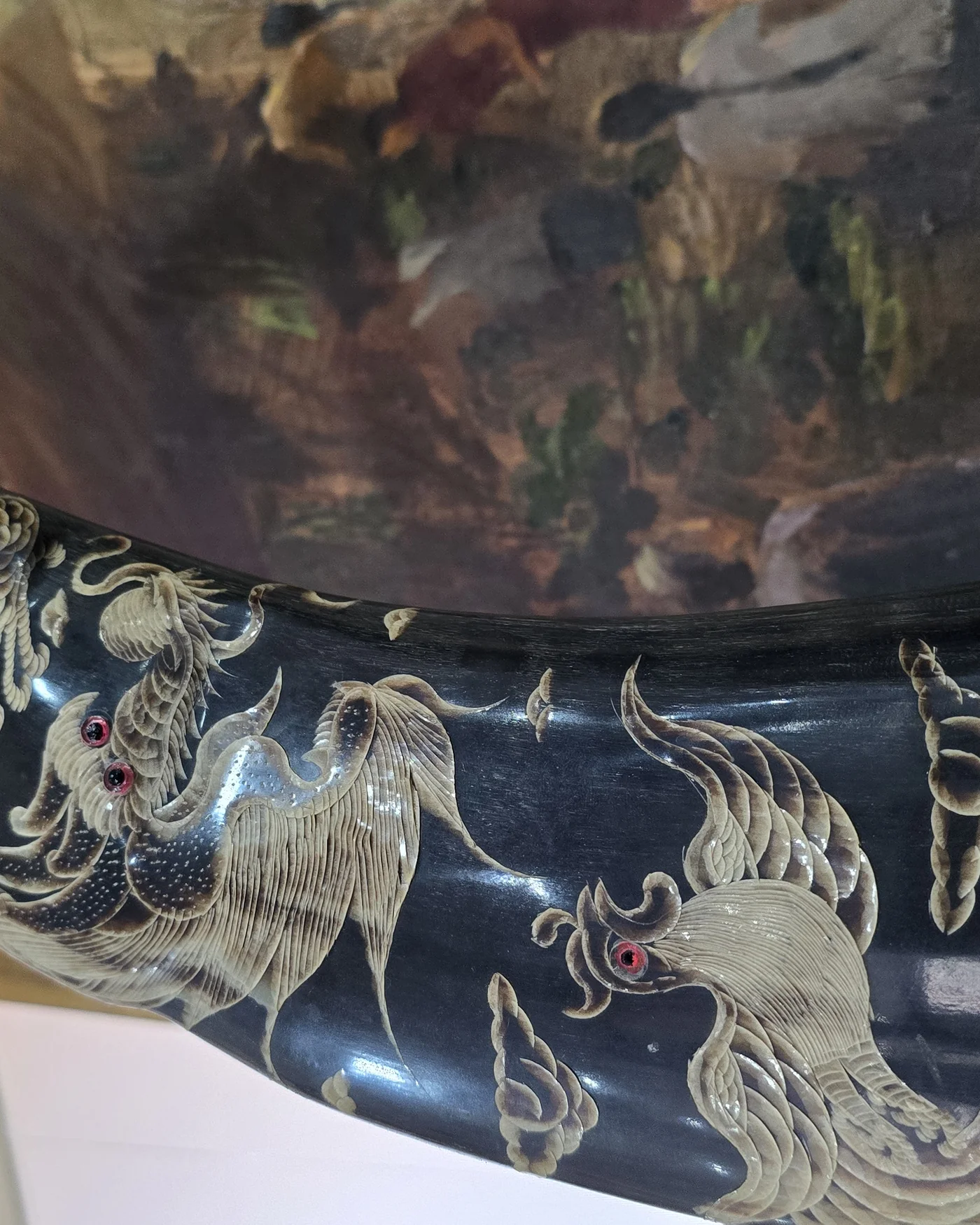 Pareja de cuernos de búfalo tallados con dragones y fénix - imagen 6