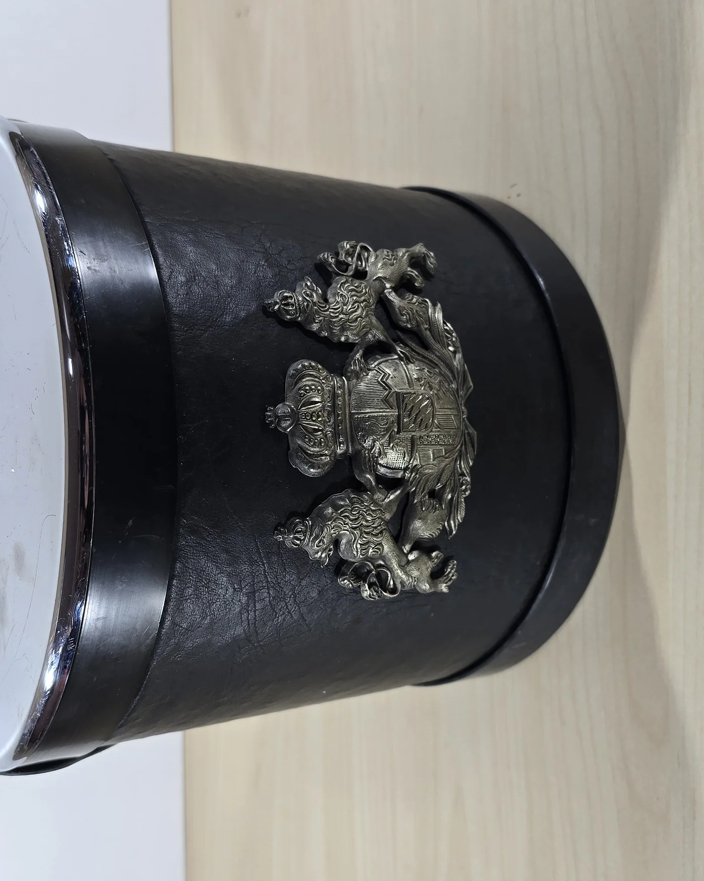 Cubitera vintage antigua con escudo - imagen 1