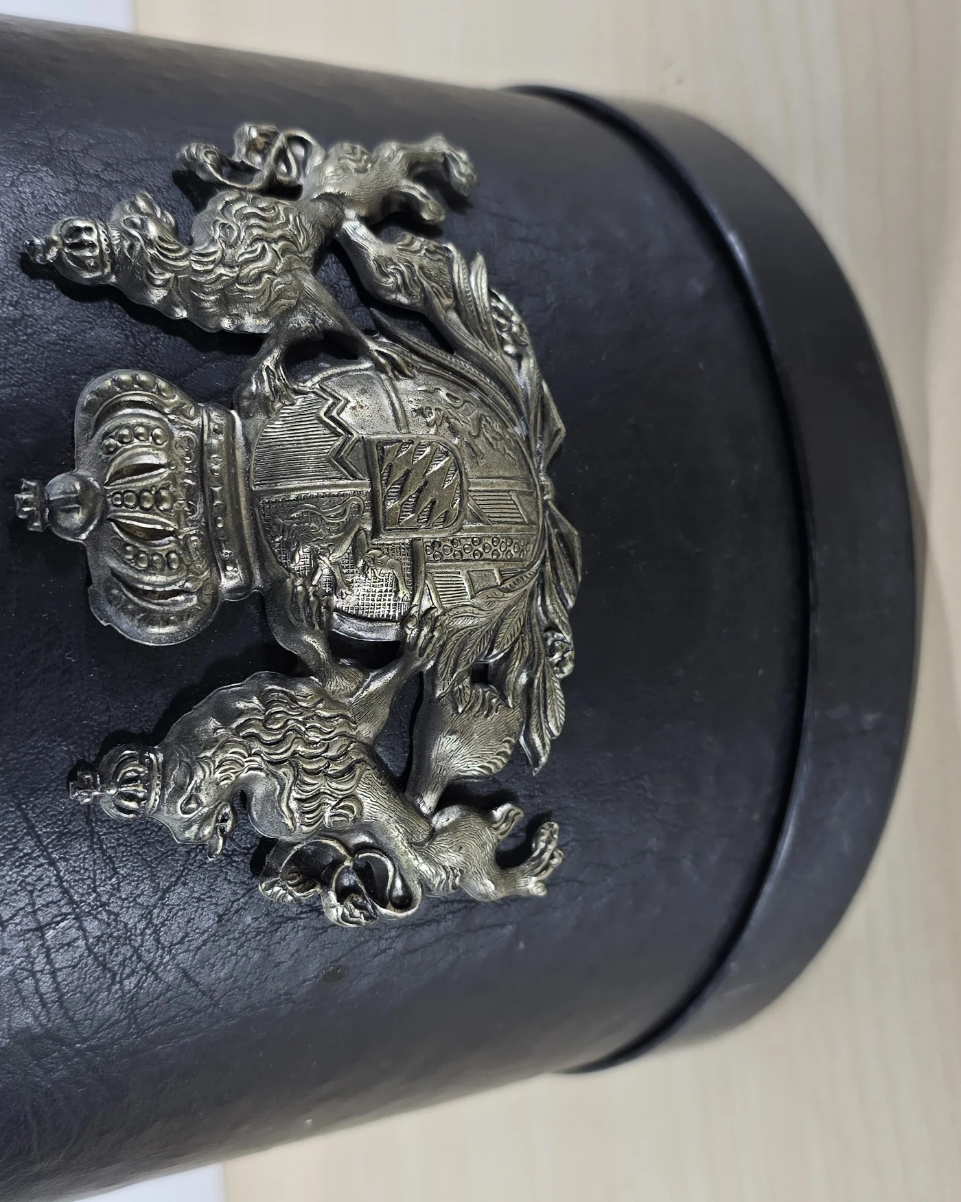 Cubitera vintage antigua con escudo - imagen 2
