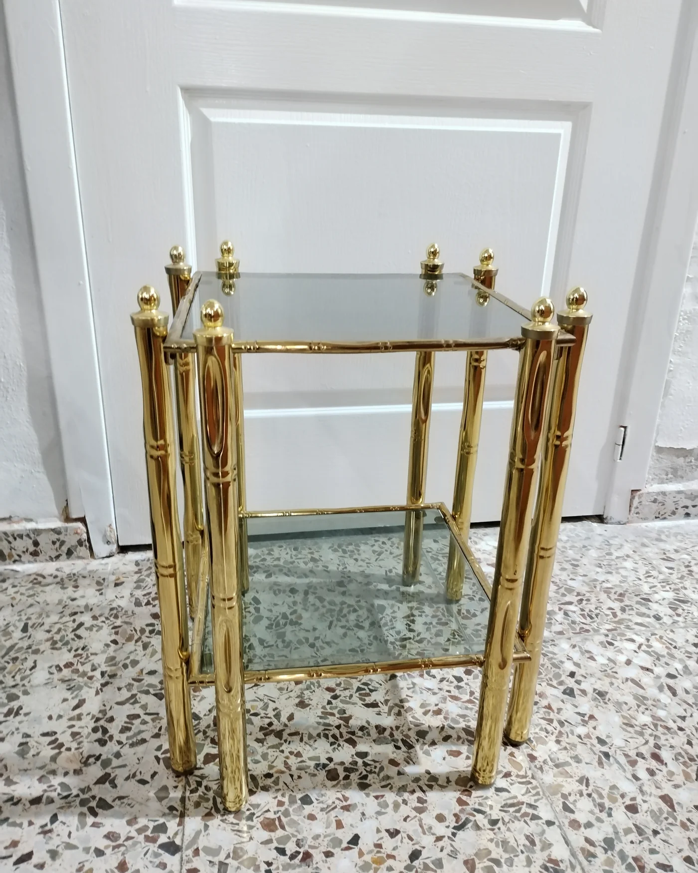 Mesa Auxiliar de Estilo Hollywood Regency - imagen 1
