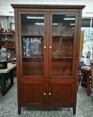 MUEBLE VITRINA CLÁSICO DE MADERA - miniatura 1