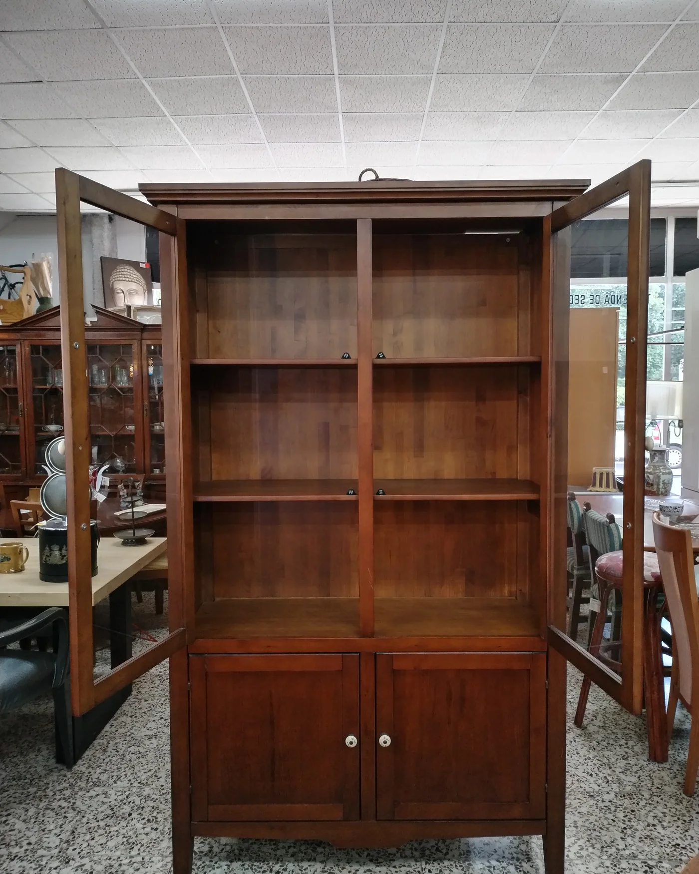 MUEBLE VITRINA CLÁSICO DE MADERA - imagen 2