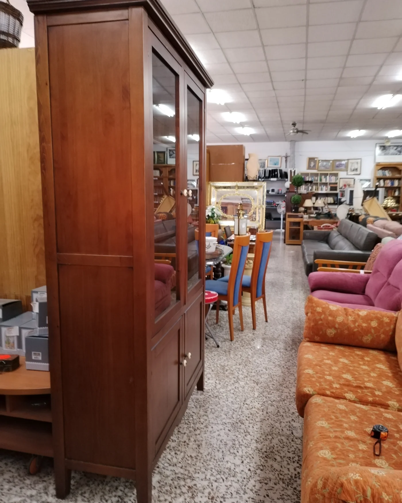 MUEBLE VITRINA CLÁSICO DE MADERA - imagen 4