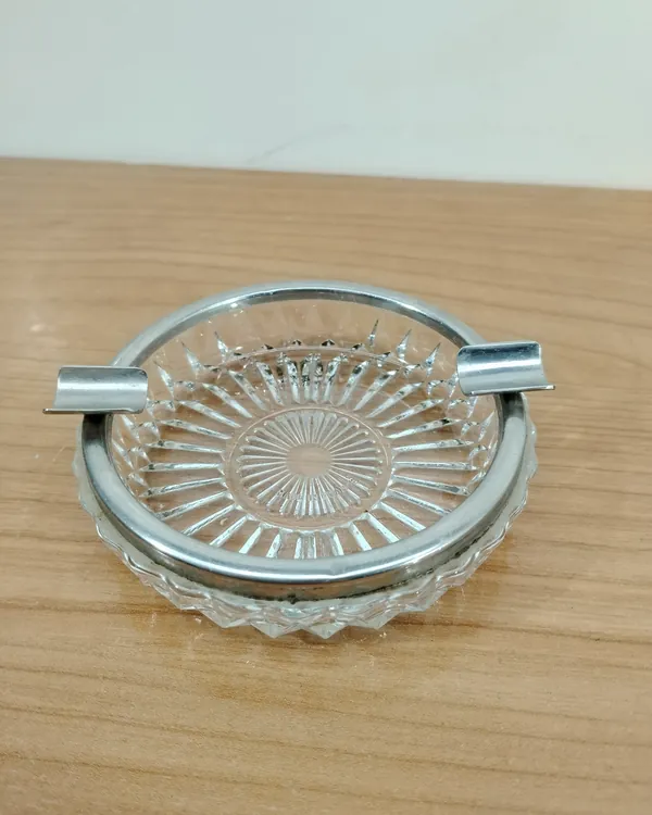 Cenicero de Cristal Tallado con Base Metálica