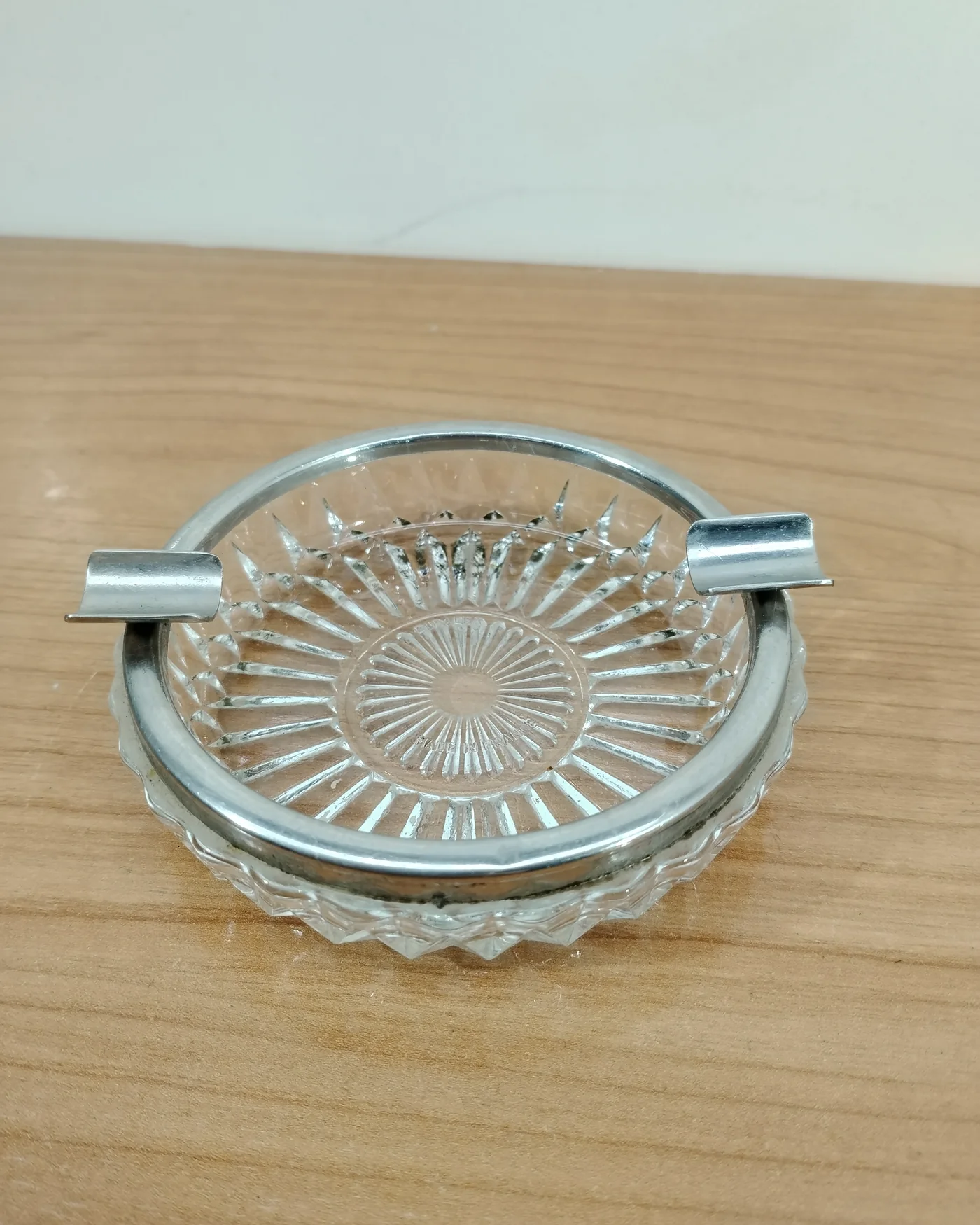 Cenicero de cristal tallado con base metálica - imagen 1