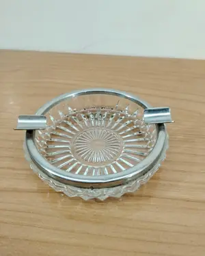 Cenicero de cristal tallado con base metálica - miniatura 1